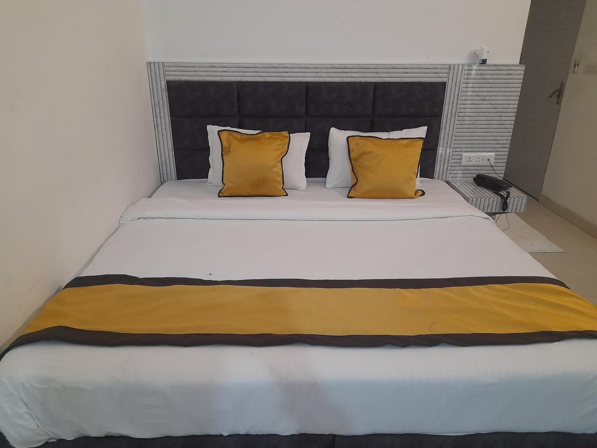 Hotel Global Inn -1 Km From Railway Station - Lift Food And Free Parking Lucknow Extérieur photo