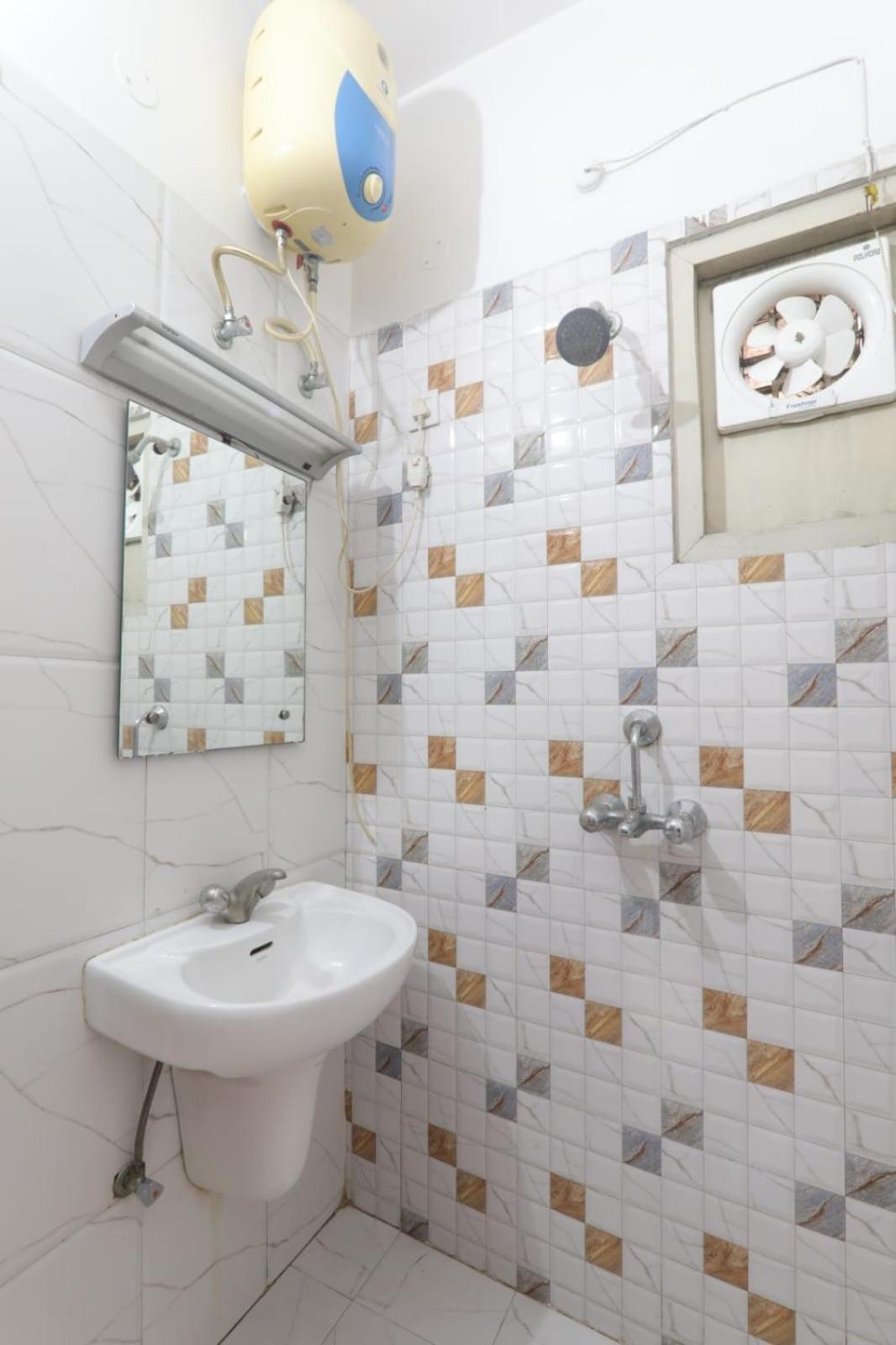 Hotel Global Inn -1 Km From Railway Station - Lift Food And Free Parking Lucknow Extérieur photo